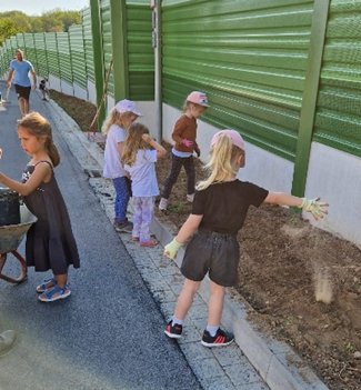 Schallschutzwand                 „Am Schoppen“,                           Einsäen der Grünstreifen mit den Kindergartenkindern