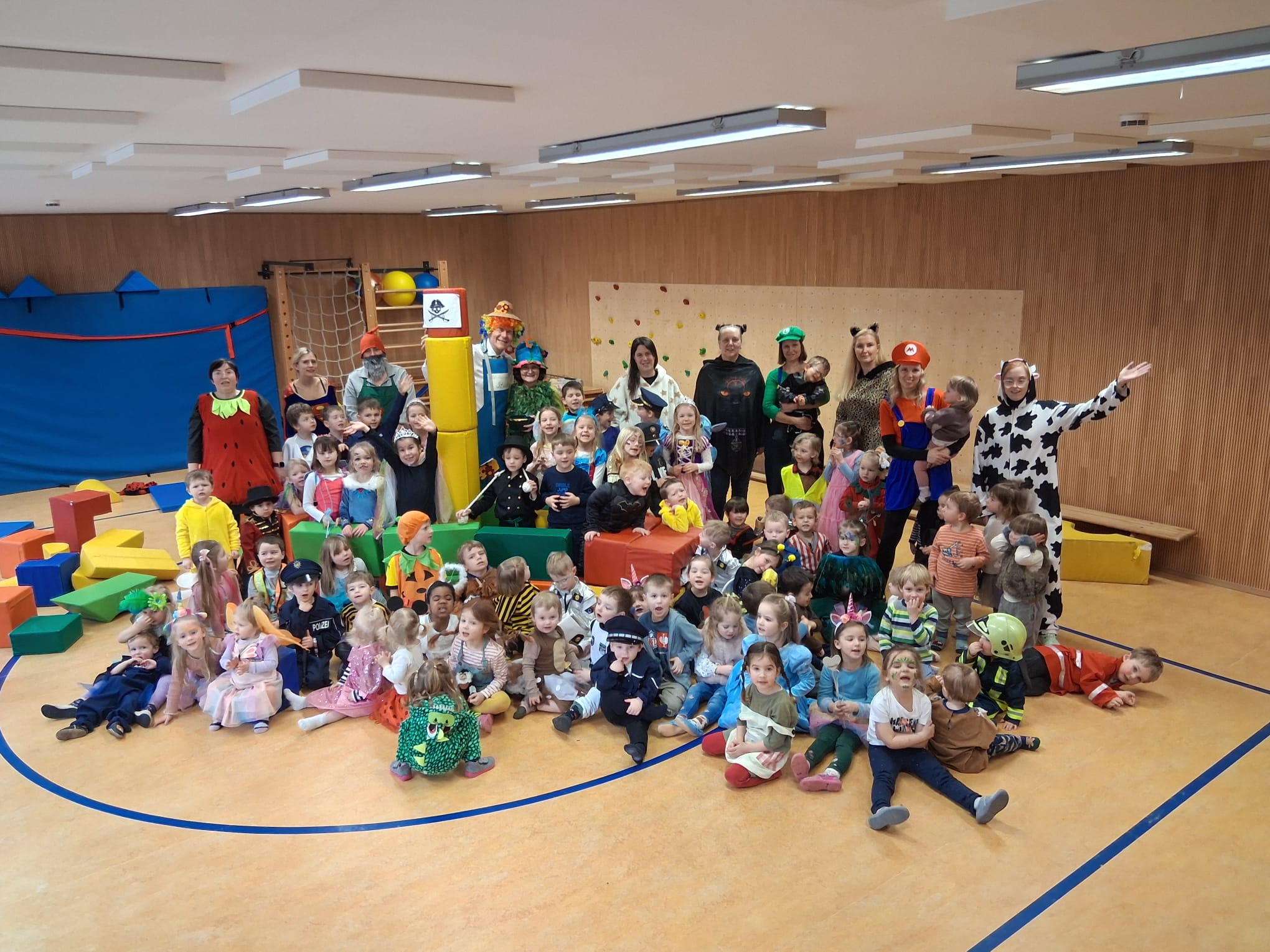 Kindergartenkinder mit Betreuerinnen und Bürgermeister vor einem Piratenschiff